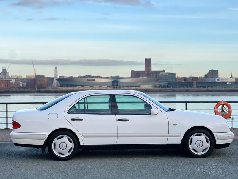 View MERCEDES-BENZ E CLASS E300 Turbo Diesel Classic Automatic