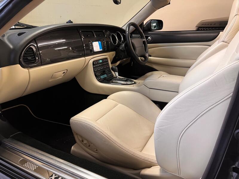 JAGUAR XKR