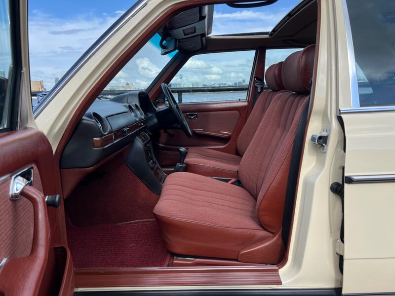 MERCEDES-BENZ 240