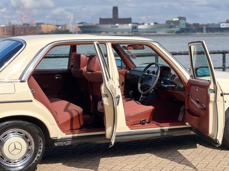 MERCEDES-BENZ 240
