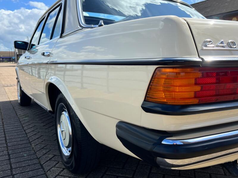 MERCEDES-BENZ 240