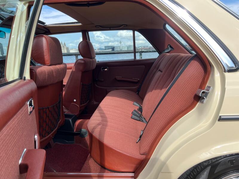 MERCEDES-BENZ 240
