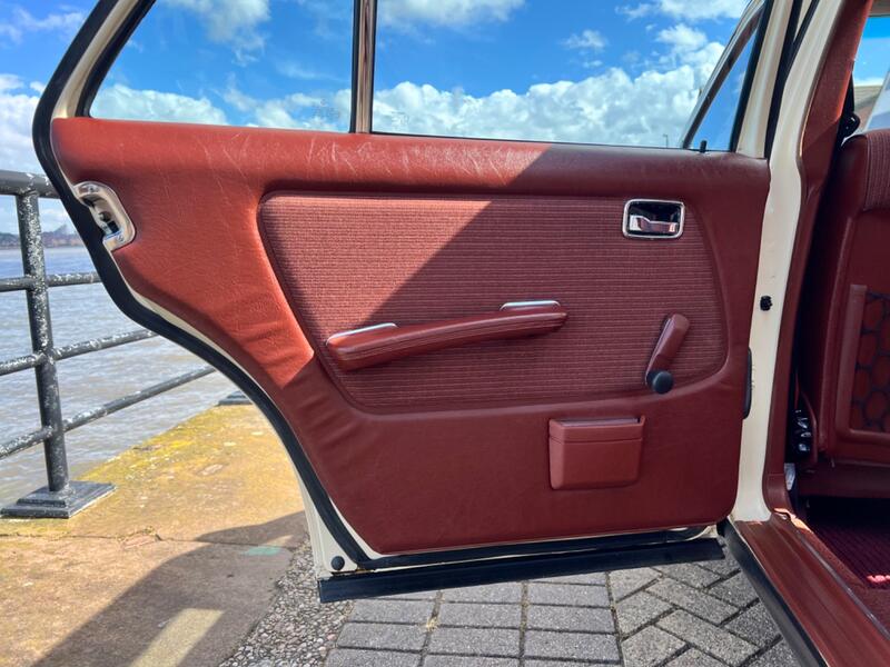 MERCEDES-BENZ 240