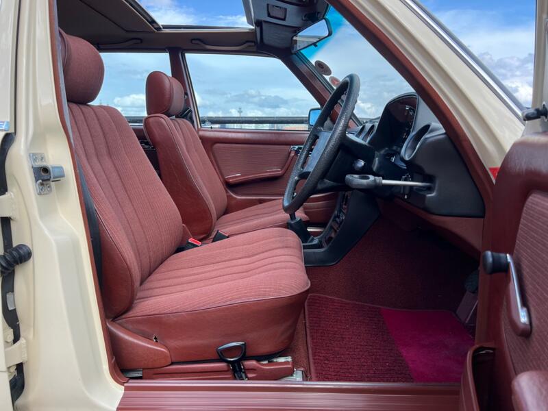 MERCEDES-BENZ 240