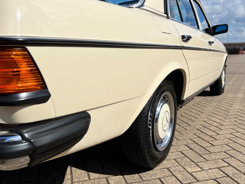 MERCEDES-BENZ 240