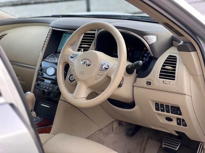 INFINITI QX70