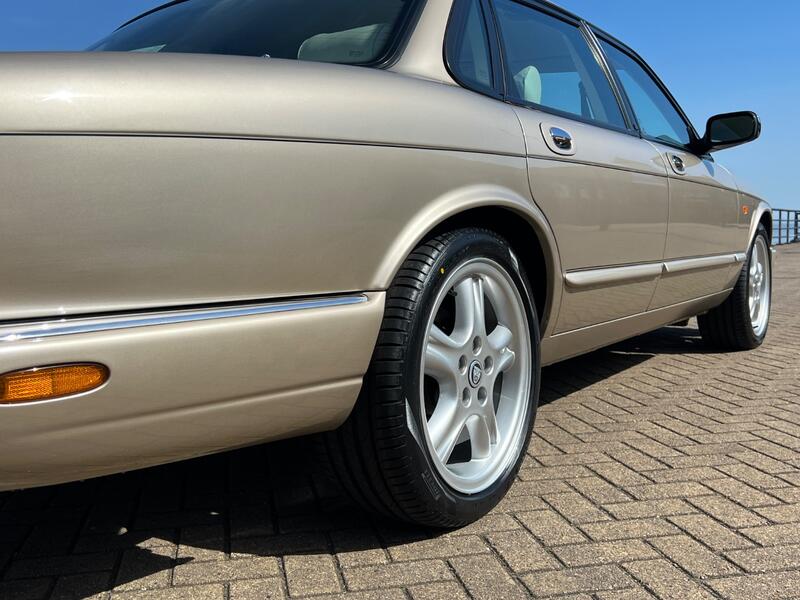 JAGUAR XJ