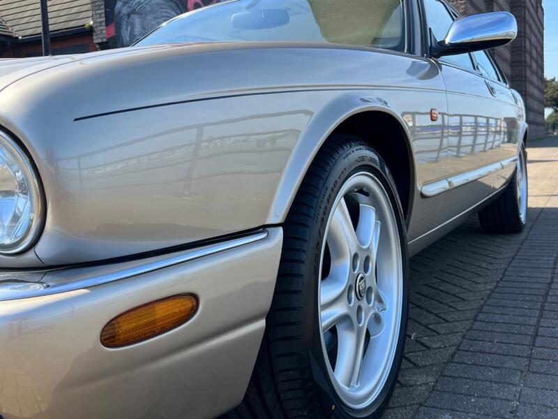 JAGUAR XJ