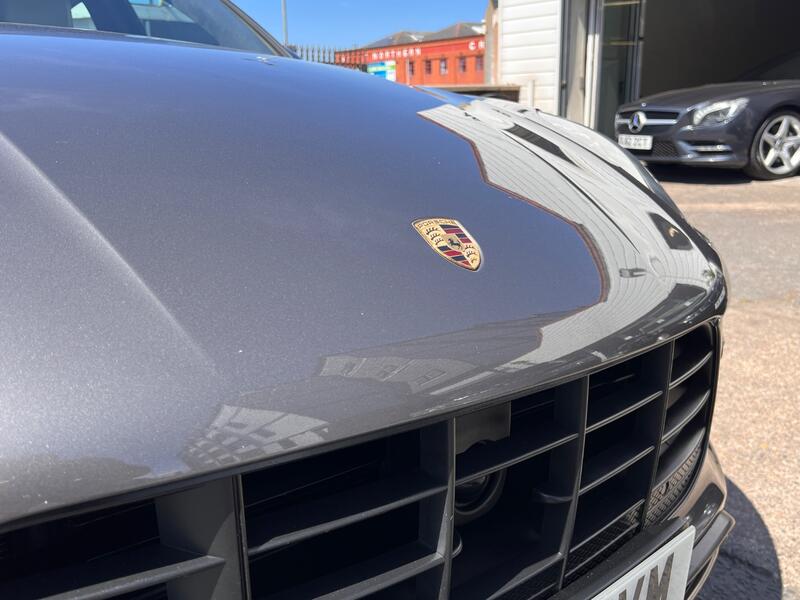 PORSCHE MACAN