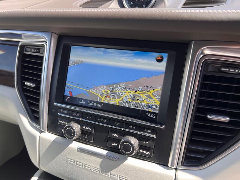 PORSCHE MACAN