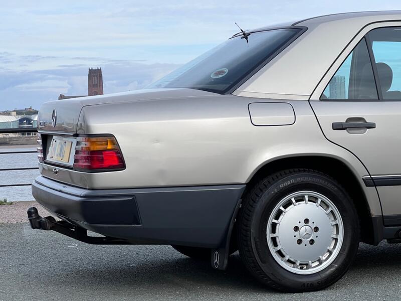 MERCEDES-BENZ 230