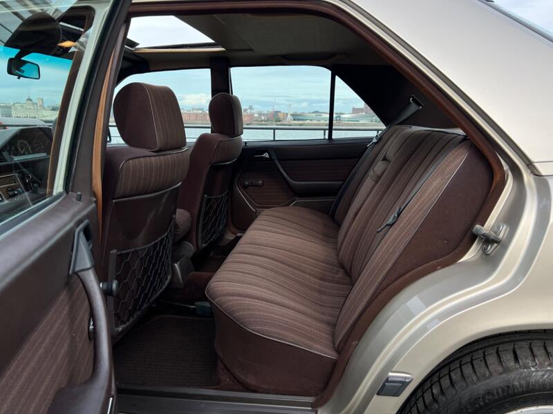 MERCEDES-BENZ 230